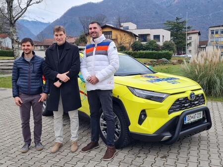 Vodja reševalne službe ZD Tolmin Jernej Fon, direktor Primož Uršič in župan Alen Červ ob predaji