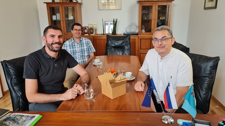 Župnik Damijan Bajec na poslovilnem obisku