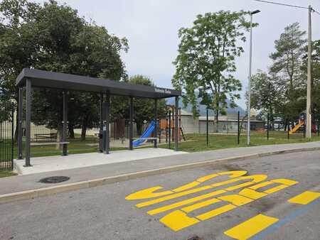 Avtobusno postajališče Tolmin Šola (Mojca Kragelj) (2)