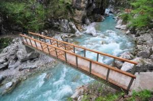 Novi%20most%20v%20Tolminskih%20koritih%20%28J.%20Humar%29